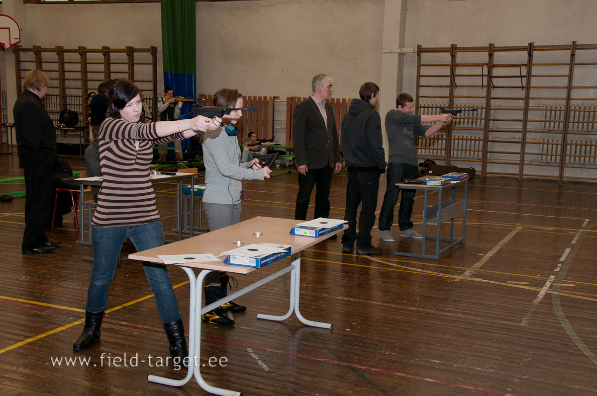 Püstoliharjutust laseb viimane vahetus. Esiplaanil Kaidi Markna.
